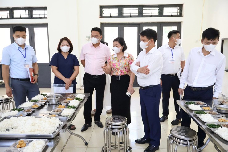 Đồng chí Lê Văn Quân - Bí thư Đảng uỷ, Chủ tịch HĐND xã Ba Vì kiểm tra công tác đảm bảo an toàn thực phẩm tại các trường học trên địa bàn- Ảnh 1.