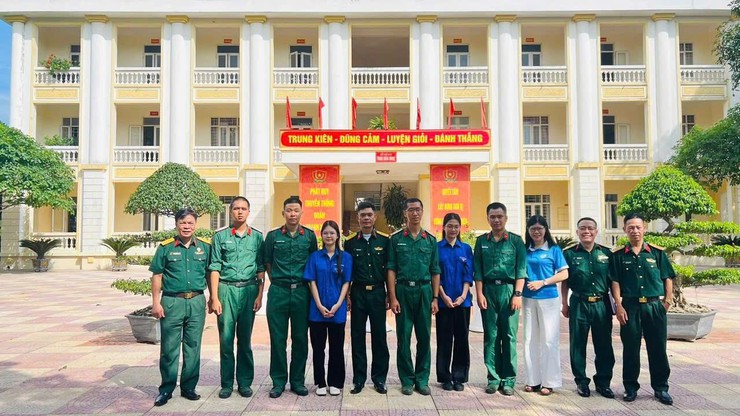 PHƯỜNG LÁNG, THÀNH PHỐ HÀ NỘI TỔ CHỨC ĐOÀN THĂM, ĐỘNG VIÊN CHIẾN SĨ MỚI NHẬP NGŨ NĂM 2026 BẢO ĐẢM TRANG TRỌNG, CHU ĐÁO, AN TOÀN TUYỆT ĐỐI- Ảnh 3.
