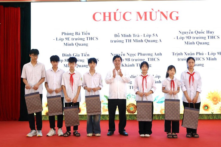 LAN TỎA YÊU THƯƠNG - TIẾP SỨC HỌC SINH VƯƠN LÊN TRONG HỌC TẬP- Ảnh 2.