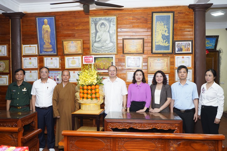 Đoàn công tác xã Chuyên Mỹ thăm, chúc mừng Ban Đại diện Phật giáo Liên xã dịp Đại lễ Phật Đản 2026- Ảnh 1.