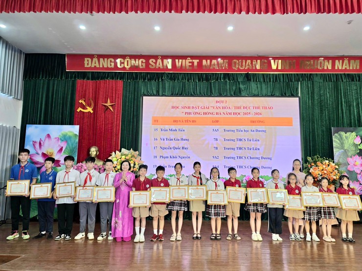Tuyên dương học sinh tiêu biểu phường Hồng Hà năm học 2025 – 2026: Lan tỏa tinh thần hiếu học và khát vọng vươn lên- Ảnh 10.