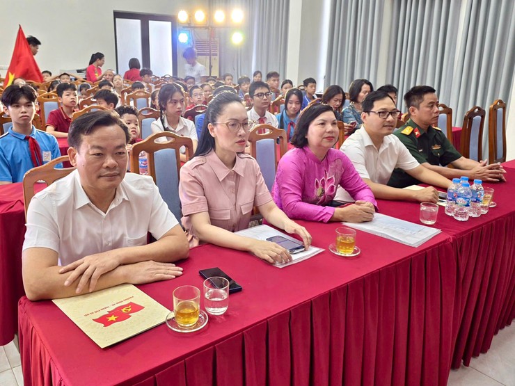 Tuyên dương học sinh tiêu biểu phường Hồng Hà năm học 2025 – 2026: Lan tỏa tinh thần hiếu học và khát vọng vươn lên- Ảnh 1.