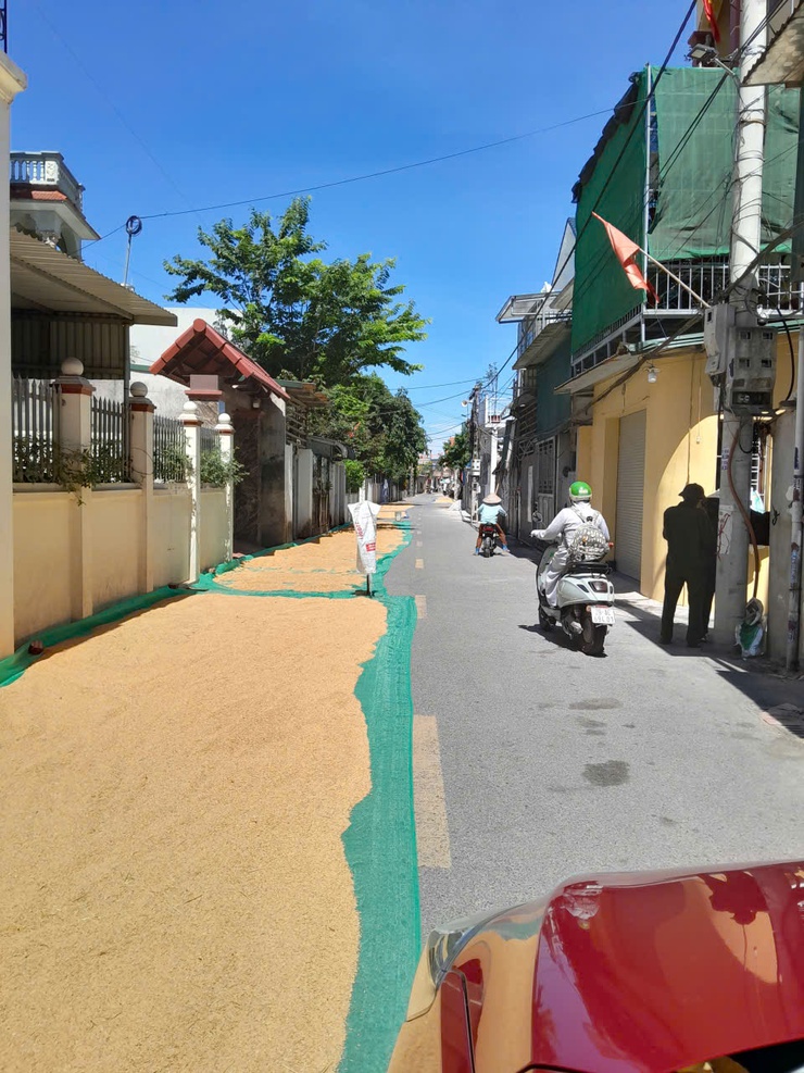 Tăng cường tuyên truyền, vận động Nhân dân không phơi thóc, nông sản trên lòng đường, vỉa hè gây mất an toàn giao thông- Ảnh 4.