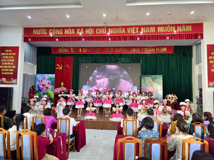 Tuyên dương học sinh tiêu biểu phường Hồng Hà năm học 2025 – 2026: Lan tỏa tinh thần hiếu học và khát vọng vươn lên- Ảnh 4.