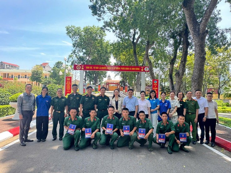 PHƯỜNG LÁNG, THÀNH PHỐ HÀ NỘI TỔ CHỨC ĐOÀN THĂM, ĐỘNG VIÊN CHIẾN SĨ MỚI NHẬP NGŨ NĂM 2026 BẢO ĐẢM TRANG TRỌNG, CHU ĐÁO, AN TOÀN TUYỆT ĐỐI- Ảnh 6.