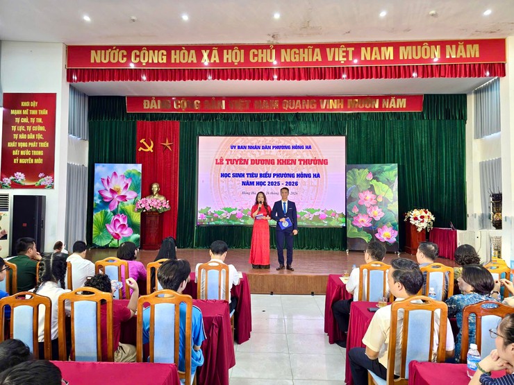 Tuyên dương học sinh tiêu biểu phường Hồng Hà năm học 2025 – 2026: Lan tỏa tinh thần hiếu học và khát vọng vươn lên- Ảnh 3.