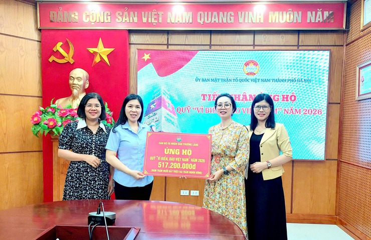 UỶ BAN MẶT TRẬN TỔ QUỐC VIỆT NAM PHƯỜNG LÁNG TRAO TẶNG KINH PHÍ ỦNG HỘ QUỸ “VÌ BIỂN, ĐẢO VIỆT NAM” NĂM 2026- Ảnh 1.