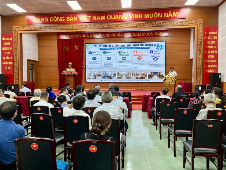 Phường Long Biên tiên phong triển khai Mô hình thí điểm Cơ sở chăm sóc sức khỏe ban ngày cho người cao tuổi và chuyển đổi số trong công tác phòng chống dịch
- Ảnh 2.