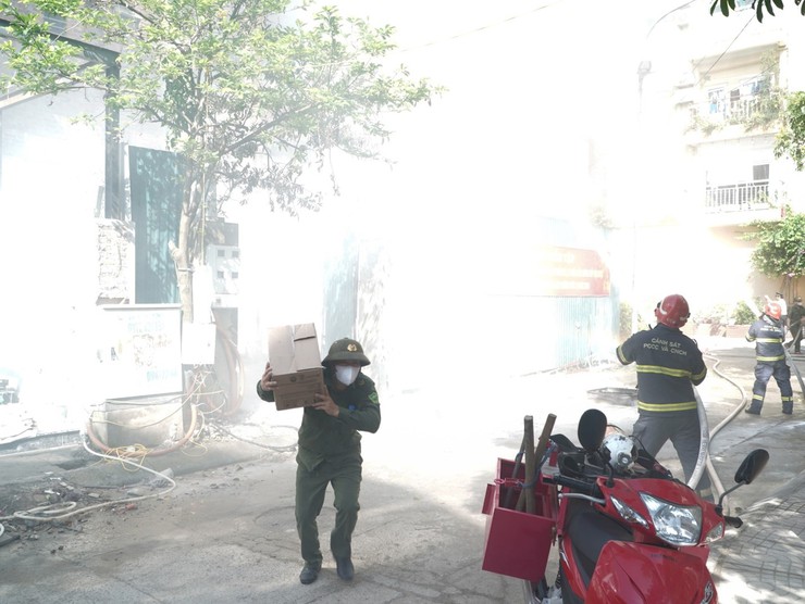 Phường Phúc Lợi diễn tập kỹ năng xử lý cháy và cứu nạn, cứu hộ ở ngõ nhỏ, ngách hẹp- Ảnh 1.