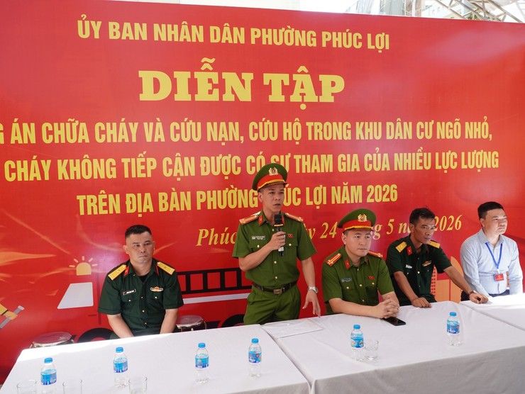 Phường Phúc Lợi diễn tập kỹ năng xử lý cháy và cứu nạn, cứu hộ ở ngõ nhỏ, ngách hẹp- Ảnh 4.