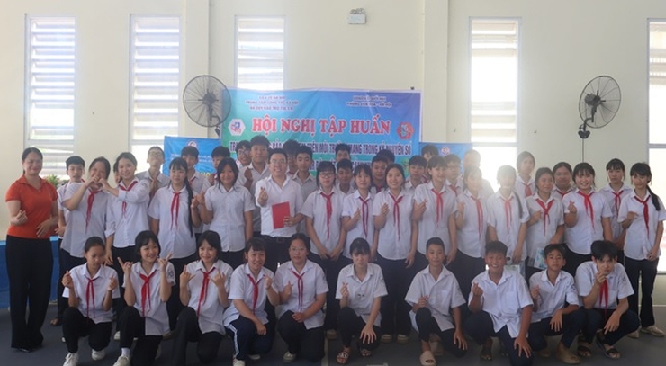 Tập huấn kỹ năng bảo vệ trẻ em trên môi trường mạng trong Kỷ nguyên Số cho trẻ em có hoàn cảnh đặc biệt, hoàn cảnh khó khăn xã Suối Hai- Ảnh 1.