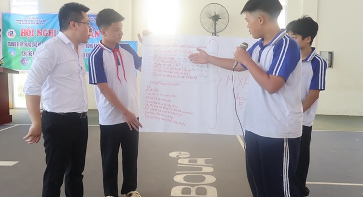 Tập huấn kỹ năng bảo vệ trẻ em trên môi trường mạng trong Kỷ nguyên Số cho trẻ em có hoàn cảnh đặc biệt, hoàn cảnh khó khăn xã Suối Hai- Ảnh 3.