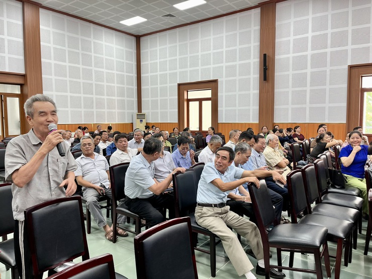 Phường Long Biên tiên phong triển khai Mô hình thí điểm Cơ sở chăm sóc sức khỏe ban ngày cho người cao tuổi và chuyển đổi số trong công tác phòng chống dịch
- Ảnh 5.