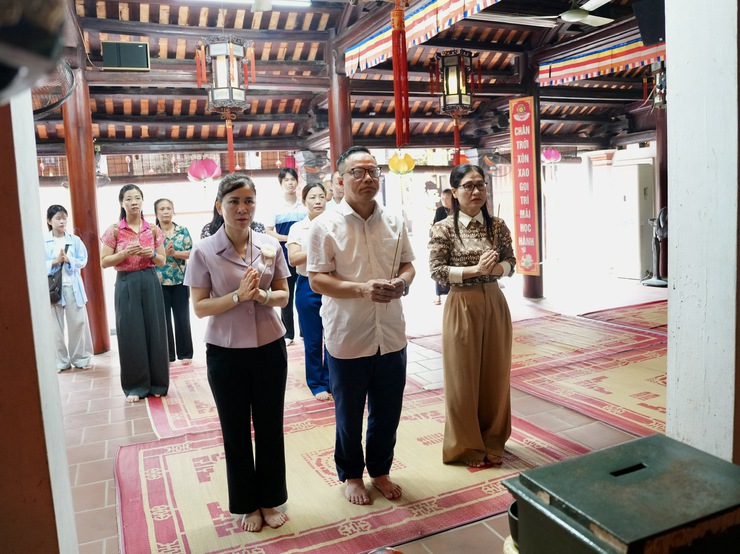 Lãnh đạo xã Sơn Đồng thăm, tặng quà Chùa Nhạ Phúc, Chùa Rừng nhân dịp Đại lễ Phật đản- Ảnh 2.