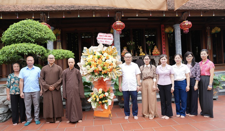Lãnh đạo xã Sơn Đồng thăm, tặng quà Chùa Nhạ Phúc, Chùa Rừng nhân dịp Đại lễ Phật đản- Ảnh 1.