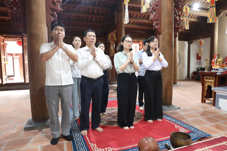 Lãnh đạo xã Sơn Đồng thăm, tặng quà Chùa Nhạ Phúc, Chùa Rừng nhân dịp Đại lễ Phật đản- Ảnh 4.