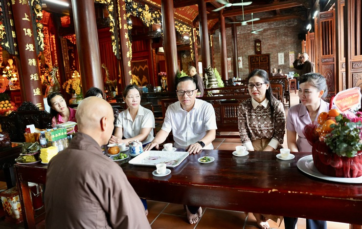 Lãnh đạo xã Sơn Đồng thăm, tặng quà Chùa Nhạ Phúc, Chùa Rừng nhân dịp Đại lễ Phật đản- Ảnh 3.