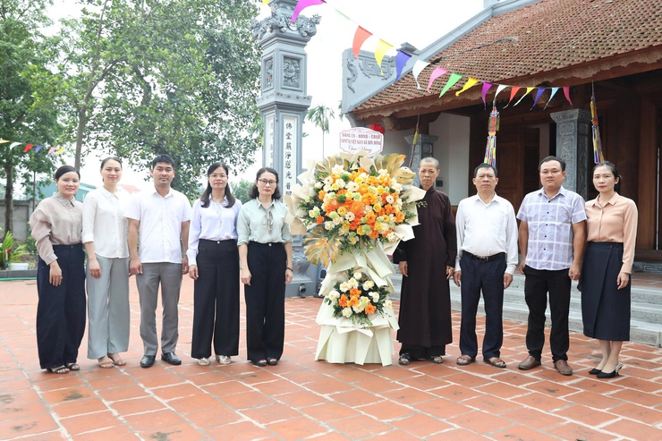 Lãnh đạo xã Sơn Đồng thăm, tặng quà Chùa Nhạ Phúc, Chùa Rừng nhân dịp Đại lễ Phật đản- Ảnh 6.