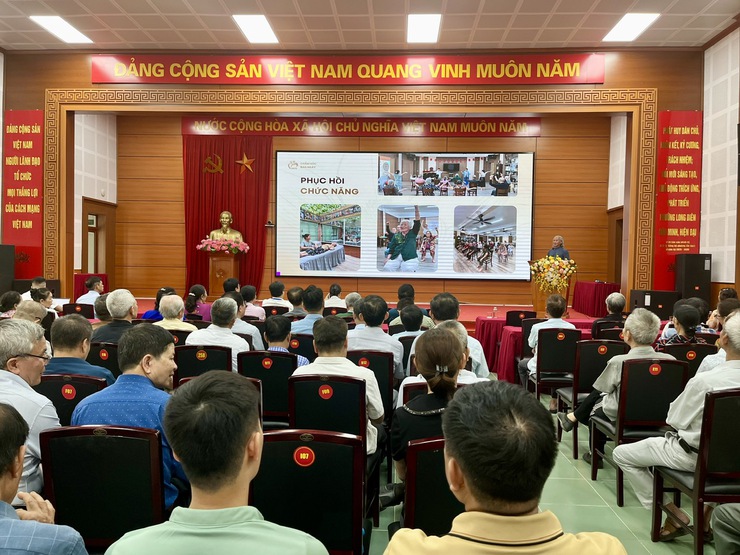 Phường Long Biên tiên phong triển khai Mô hình thí điểm Cơ sở chăm sóc sức khỏe ban ngày cho người cao tuổi và chuyển đổi số trong công tác phòng chống dịch
- Ảnh 3.