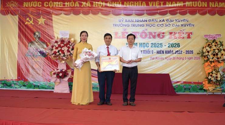Lãnh đạo xã Đại Xuyên dự lễ tổng kết, chung vui    cùng thầy và trò Trường THCS Đại Xuyên- Ảnh 2.
