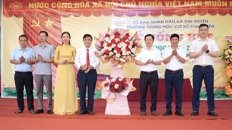 Lãnh đạo xã Đại Xuyên dự lễ tổng kết, chung vui    cùng thầy và trò Trường THCS Đại Xuyên- Ảnh 1.