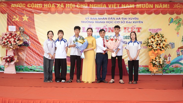 Lãnh đạo xã Đại Xuyên dự lễ tổng kết, chung vui    cùng thầy và trò Trường THCS Đại Xuyên- Ảnh 3.