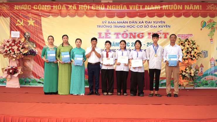 Lãnh đạo xã Đại Xuyên dự lễ tổng kết, chung vui    cùng thầy và trò Trường THCS Đại Xuyên- Ảnh 6.