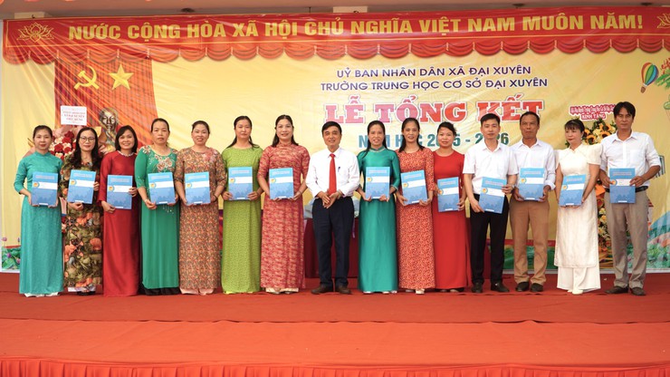 Lãnh đạo xã Đại Xuyên dự lễ tổng kết, chung vui    cùng thầy và trò Trường THCS Đại Xuyên- Ảnh 5.