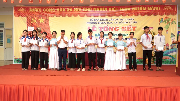 Lãnh đạo xã Đại Xuyên dự lễ tổng kết, chung vui    cùng thầy và trò Trường THCS Đại Xuyên- Ảnh 7.