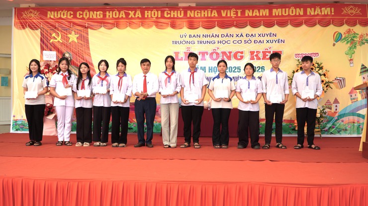 Lãnh đạo xã Đại Xuyên dự lễ tổng kết, chung vui    cùng thầy và trò Trường THCS Đại Xuyên- Ảnh 8.