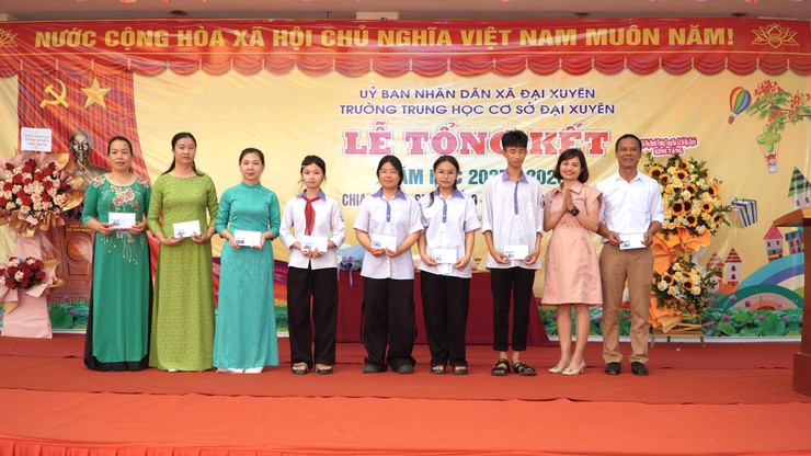 Lãnh đạo xã Đại Xuyên dự lễ tổng kết, chung vui    cùng thầy và trò Trường THCS Đại Xuyên- Ảnh 9.