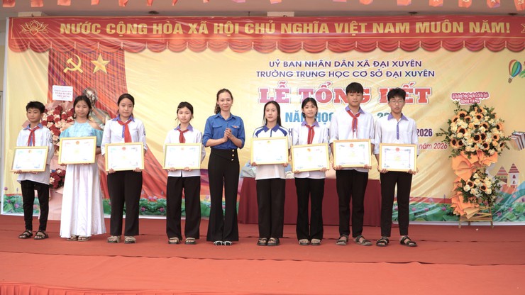 Lãnh đạo xã Đại Xuyên dự lễ tổng kết, chung vui    cùng thầy và trò Trường THCS Đại Xuyên- Ảnh 10.