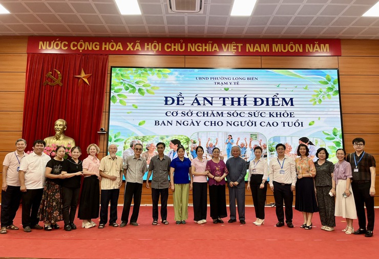 Phường Long Biên tiên phong triển khai Mô hình thí điểm Cơ sở chăm sóc sức khỏe ban ngày cho người cao tuổi và chuyển đổi số trong công tác phòng chống dịch
- Ảnh 6.