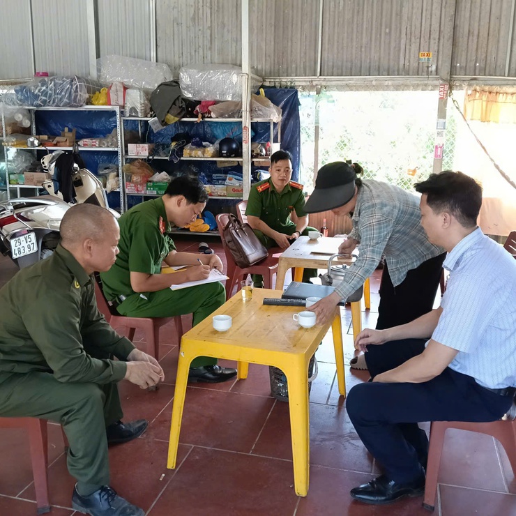 Đoàn kiểm tra liên ngành của UBND xã Hòa Lạc đã tổ chức kiểm tra công tác phòng cháy, chữa cháy và cứu nạn, cứu hộ tại thôn 1 - Ảnh 3.
