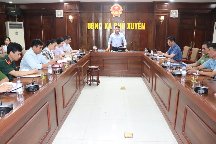 Hội nghị triển khai, họp bàn dự thảo kế hoạch thi hành Quyết định áp dụng biện pháp khắc phục hậu quả do vi phạm hành chính lĩnh vực đất đai trên địa bàn xã Phú Xuyên.- Ảnh 1.