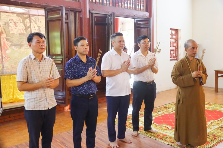 Thắt chặt khối đại đoàn kết qua hoạt động thăm, chúc mừng Đại lễ Phật đản năm 2026- Ảnh 1.