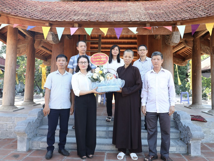 Ban thường trực UB MTTQ Việt Nam xã thăm, chúc mừng Đại lễ Phật đản năm 2026 tại các chùa trên địa bàn xã Sơn Đồng- Ảnh 1.