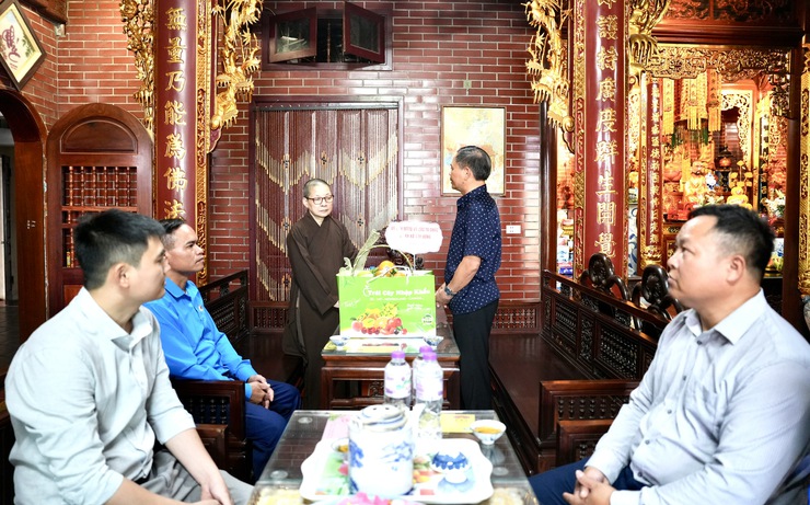 Ban thường trực UB MTTQ Việt Nam xã thăm, chúc mừng Đại lễ Phật đản năm 2026 tại các chùa trên địa bàn xã Sơn Đồng- Ảnh 2.