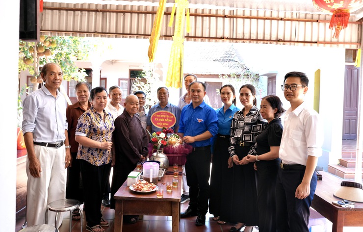 Ban thường trực UB MTTQ Việt Nam xã thăm, chúc mừng Đại lễ Phật đản năm 2026 tại các chùa trên địa bàn xã Sơn Đồng- Ảnh 4.