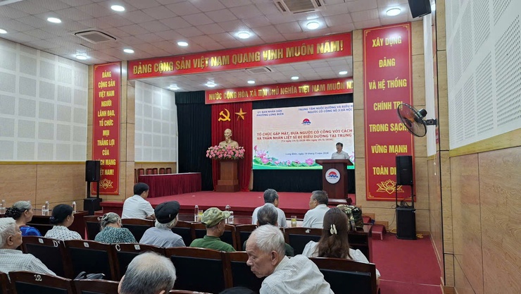 Phường Long Biên tổ chức gặp mặt, đưa đoàn người có công và thân nhân liệt sĩ đi điều dưỡng đợt 2 năm 2026 tại Trung tâm nuôi dưỡng và điều dưỡng người có công số 3 Hà Nội- Ảnh 1.