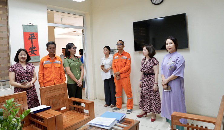 Đoàn kiểm tra công tác chuẩn bị cơ sở vật chất cho kỳ thi tuyển sinh năm 2026 tại các điểm thi trên địa bàn xã- Ảnh 1.