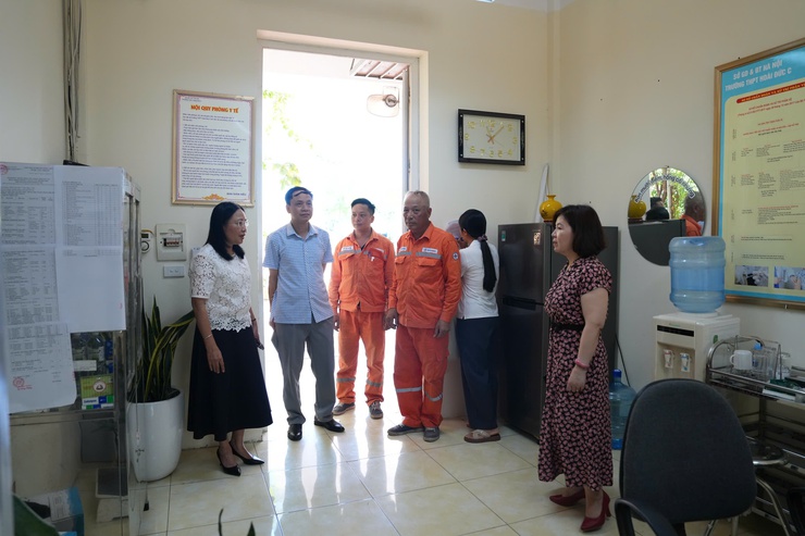 Đoàn kiểm tra công tác chuẩn bị cơ sở vật chất cho kỳ thi tuyển sinh năm 2026 tại các điểm thi trên địa bàn xã- Ảnh 3.