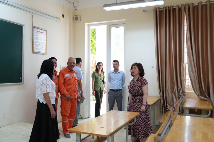 Đoàn kiểm tra công tác chuẩn bị cơ sở vật chất cho kỳ thi tuyển sinh năm 2026 tại các điểm thi trên địa bàn xã- Ảnh 2.