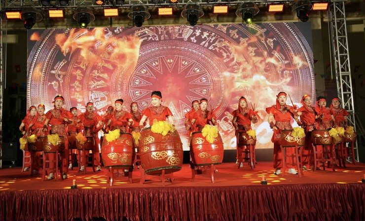 Đêm văn nghệ chào mừng làng nghề điêu khắc sơn mỹ nghệ trở thành thành viên Mạng lưới các Thành phố thủ công sáng tạo Thế giới- Ảnh 8.