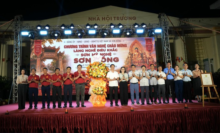 Đêm văn nghệ chào mừng làng nghề điêu khắc sơn mỹ nghệ trở thành thành viên Mạng lưới các Thành phố thủ công sáng tạo Thế giới- Ảnh 1.