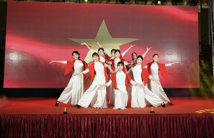 Đêm văn nghệ chào mừng làng nghề điêu khắc sơn mỹ nghệ trở thành thành viên Mạng lưới các Thành phố thủ công sáng tạo Thế giới- Ảnh 6.