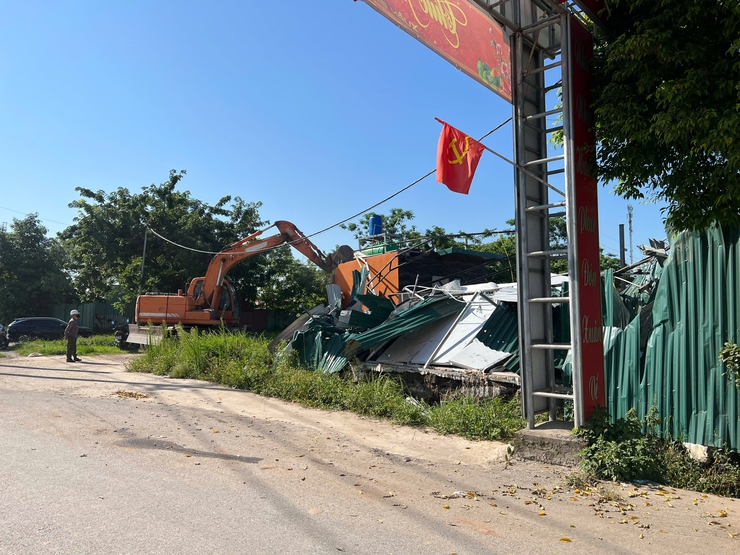 UBND xã Ngọc Hồi tổ chức cưỡng chế các trường hợp vi phạm đất đai: Quyết tâm lập lại kỷ cương quản lý địa bàn- Ảnh 1.