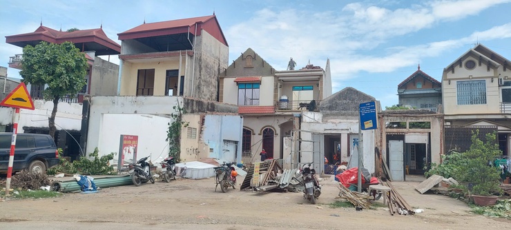 Không quản ngại nắng nóng, người dân xã Phú Nghĩa tập trung tháo dỡ công trình bàn giao mặt bằng Dự án cải tạo, nâng cấp Quốc lộ 6 đoạn Ba La - Xuân Mai- Ảnh 1.