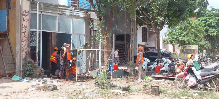 Không quản ngại nắng nóng, người dân xã Phú Nghĩa tập trung tháo dỡ công trình bàn giao mặt bằng Dự án cải tạo, nâng cấp Quốc lộ 6 đoạn Ba La - Xuân Mai- Ảnh 3.