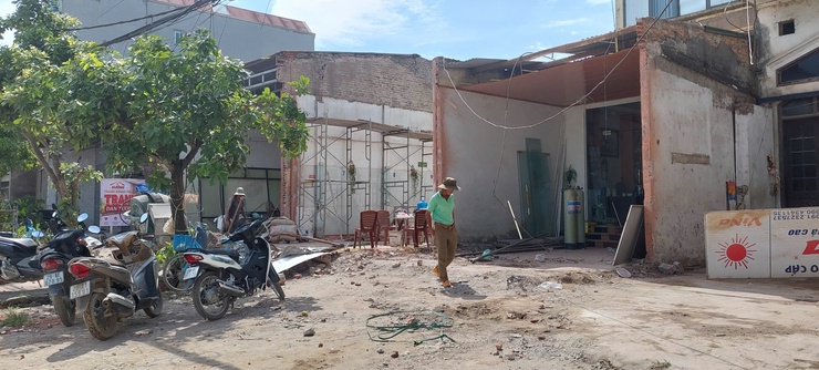 Không quản ngại nắng nóng, người dân xã Phú Nghĩa tập trung tháo dỡ công trình bàn giao mặt bằng Dự án cải tạo, nâng cấp Quốc lộ 6 đoạn Ba La - Xuân Mai- Ảnh 4.